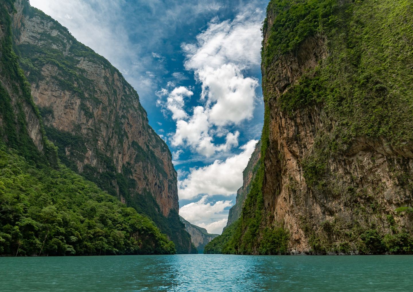 Cañón entre montañas del sureste de México