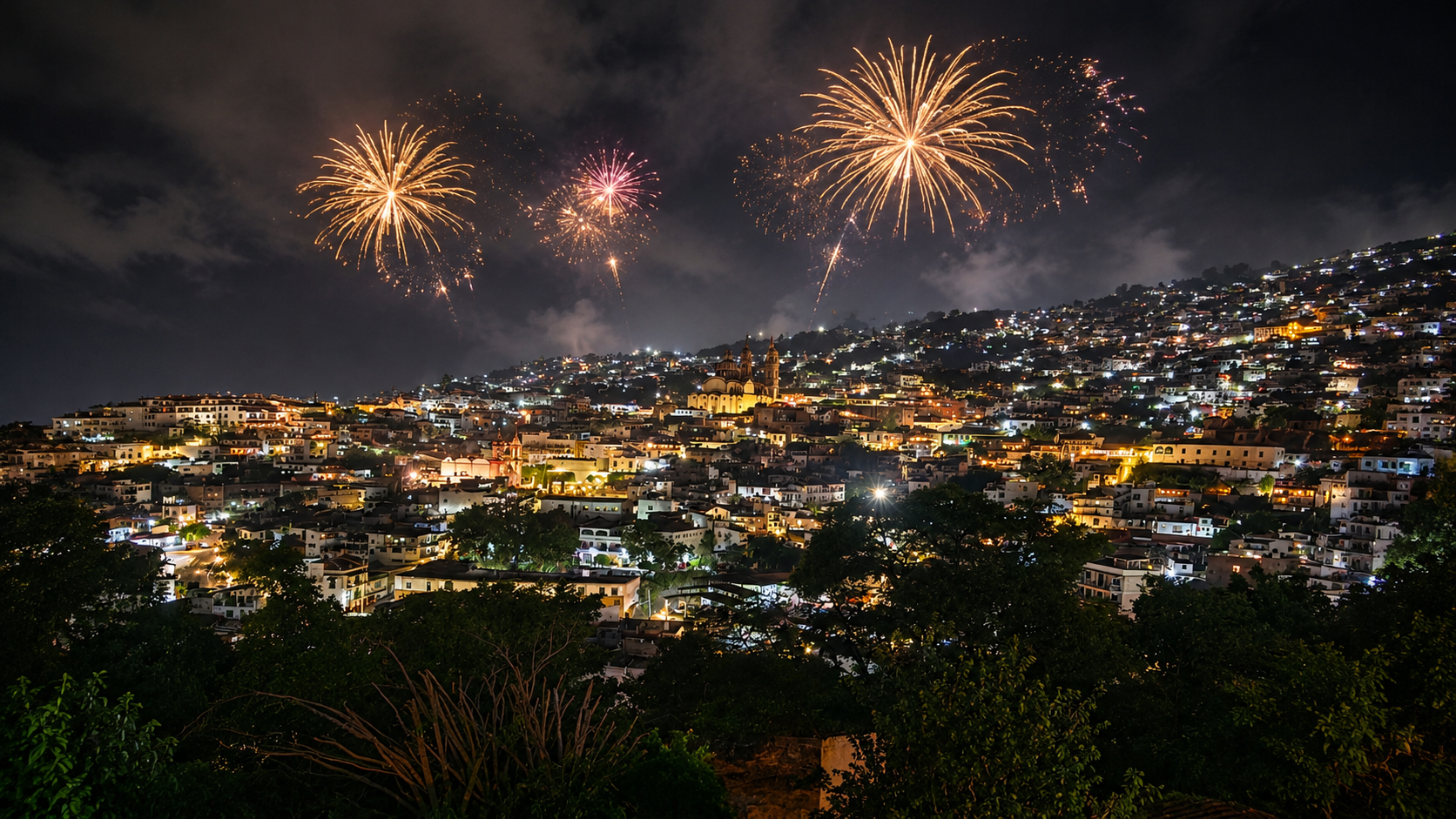 Fuegos artificiales sobre Taxco de noche