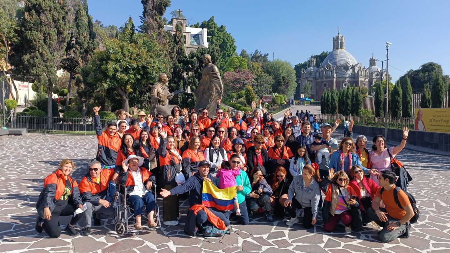 Grupo de peregrinos con chaquetas naranjas acompañado por Marplan Travel